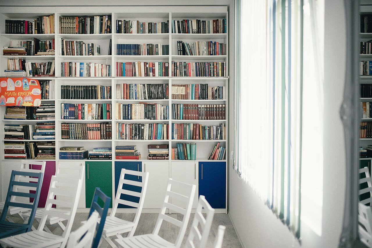Książki w bibliotece — zdjęcie ilustracyjne.